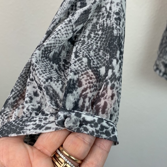 Guess semi sheer gray black snake print faux wrap deep V neck peplum blouse EUC - Picture 8 of 14